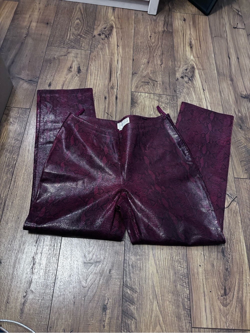 Vintage Saks Fifth Avenue Burgundy Python 100% Snake leather pants. - Picture 4 of 10